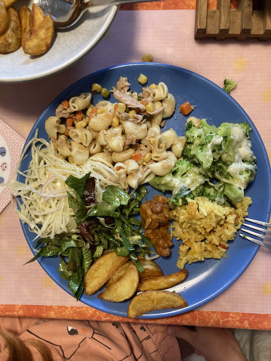 Andrazus's tweet photo. - Kaj bi danes jedli... Dajmo porabit ostanke, pa zelenjave pa tak... Tapas bar bo!
- Jee!
Ostanki od včeraj, zelenjad že blago sumljivega izgleda, par reči iz omare in fridža, in dobre pol ure kasneje.
- Glej oči, moj krožnik ima sedem kontinentov!
#leftoverking #kidsareallright https://t.co/tIXXkb3mcm
