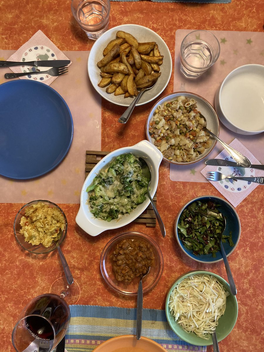 Andrazus's tweet photo. - Kaj bi danes jedli... Dajmo porabit ostanke, pa zelenjave pa tak... Tapas bar bo!
- Jee!
Ostanki od včeraj, zelenjad že blago sumljivega izgleda, par reči iz omare in fridža, in dobre pol ure kasneje.
- Glej oči, moj krožnik ima sedem kontinentov!
#leftoverking #kidsareallright https://t.co/tIXXkb3mcm