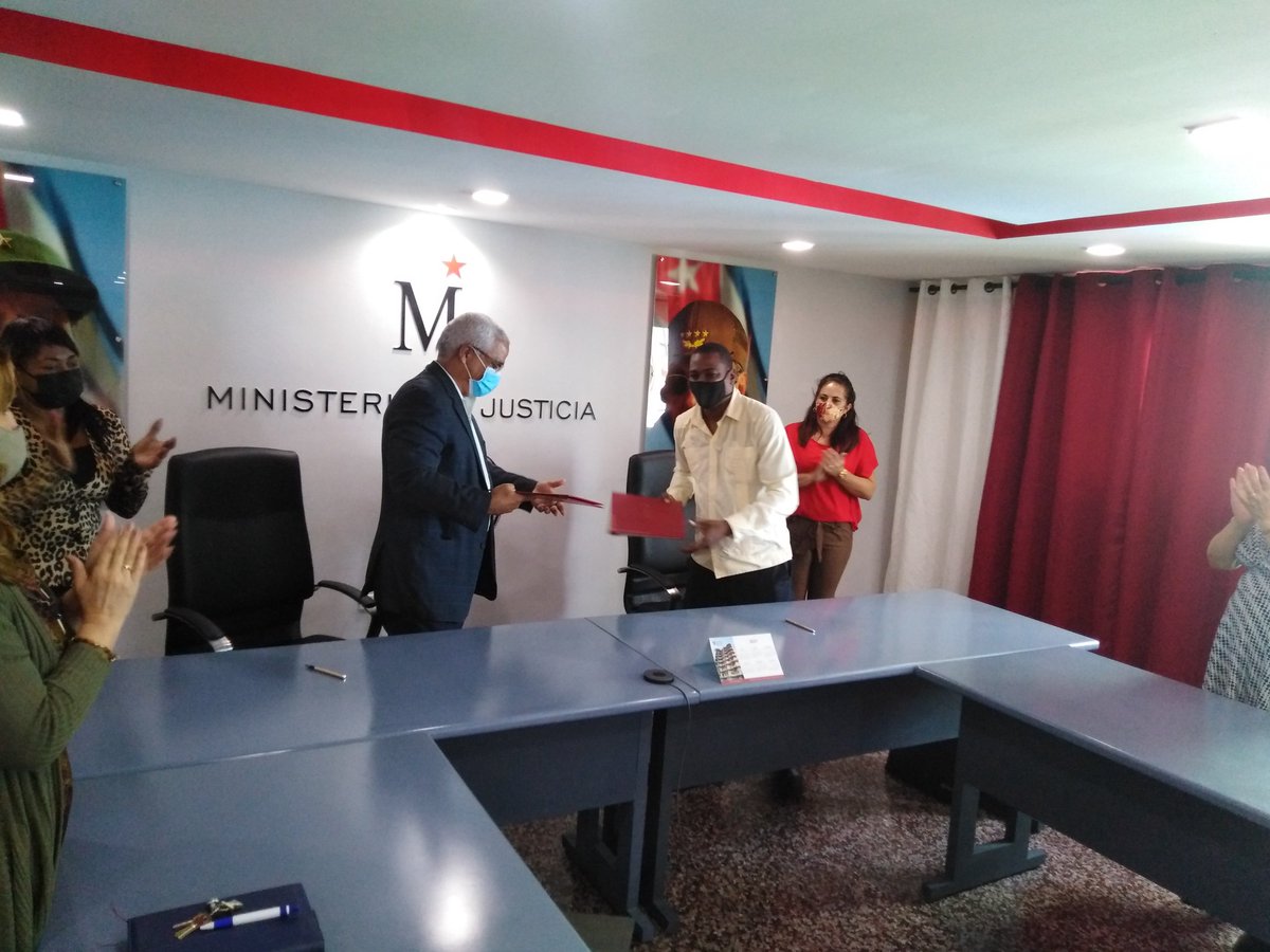 #Ahora procedemos a la firma con <a href="/PieterTerry/">Yaisel Osvaldo Pieter Terry</a> de los Lineamientos Generales con el Sindicato Nacional de Trabajadores de la Administración Pública para los Convenios Colectivos de Trabajo, en presencia de integrantes de nuestro Buró Sindical y directivos. @CubaMinjus #SomosCuba