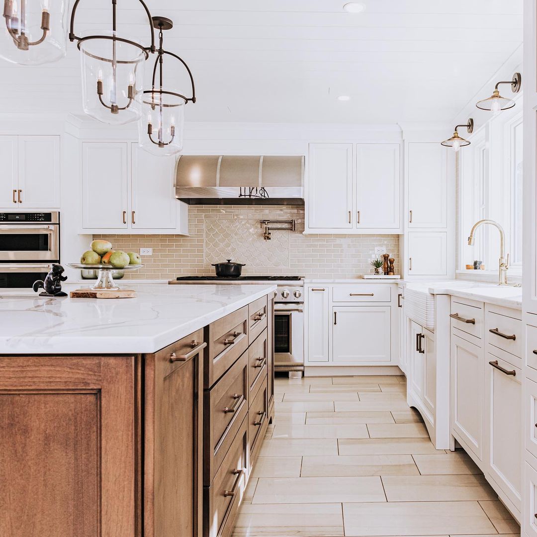 Are you a fan of two toned kitchen cabinets? We sure are! All wrapped nicely together with @Schaubhardware  Empire pulls in Empire Bronze finish.
#cabinethardware #cabinethandles #kitchendesign #kitchenremodel #bathroomdesign #homerenovation #luxehardware  #bathandkitchen