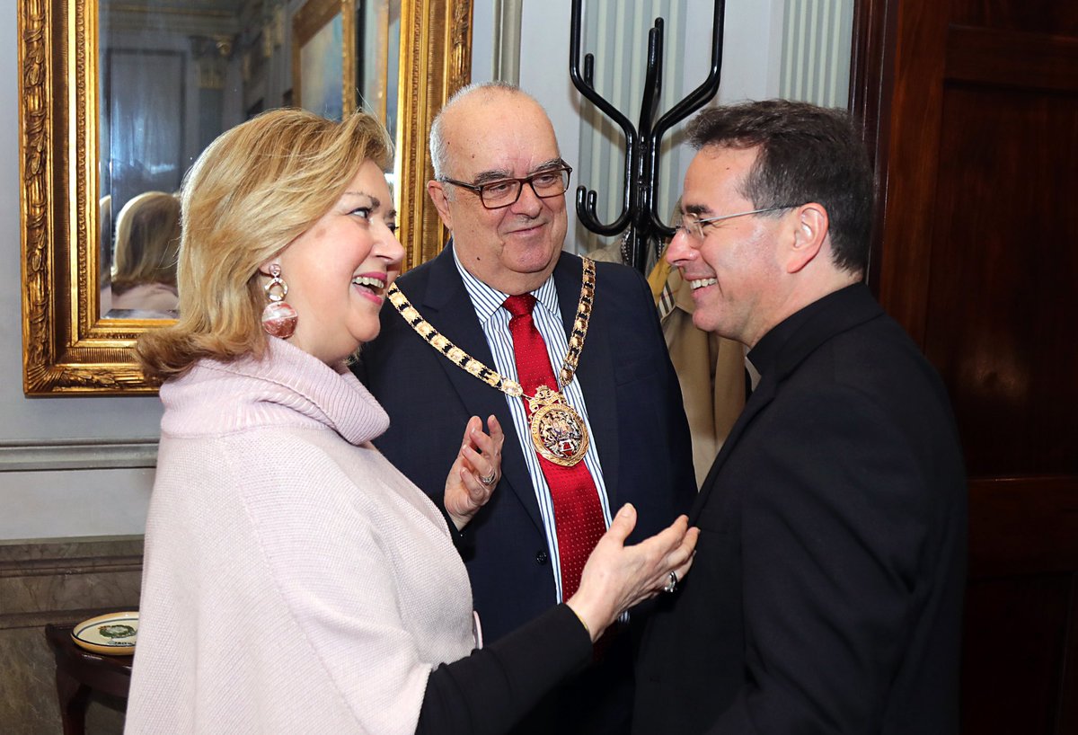Archbishop Mark Miles was the guest of honour at a lunch hosted by His Worship the Mayor, Mr John Gonçalves MBE GMD, today, at the Mayor’s Parlour. His Worship presented Archbishop Mark with a Mitre on behalf of the people of Gibraltar