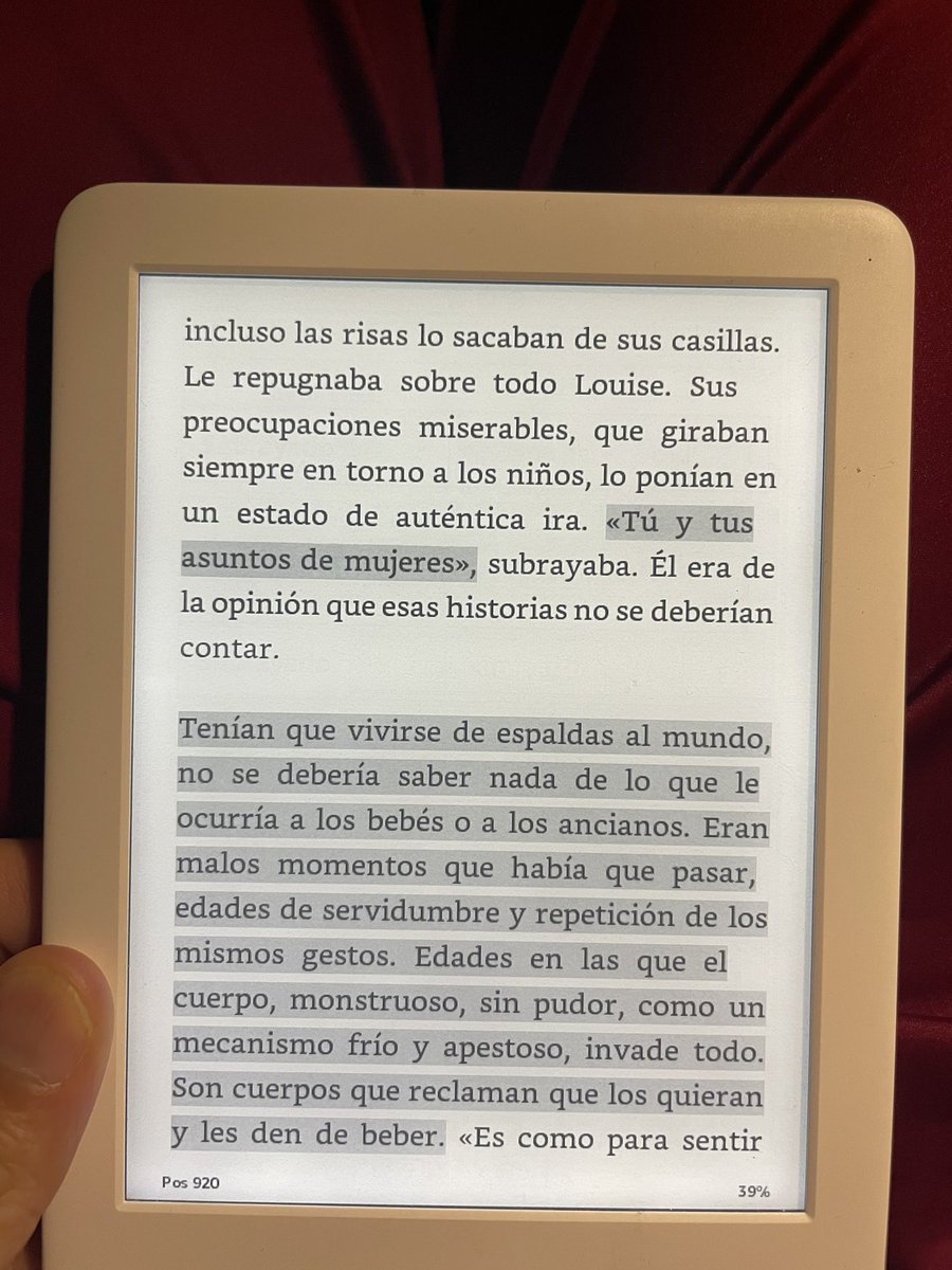 monmargo's tweet image. Anoche empecé ‘Canción dulce’, de Leila Slimani, y ya me enganchó con su ritmo de thriller: qué ansias varios detalles, @AMuchasVoces. #tribulectora.