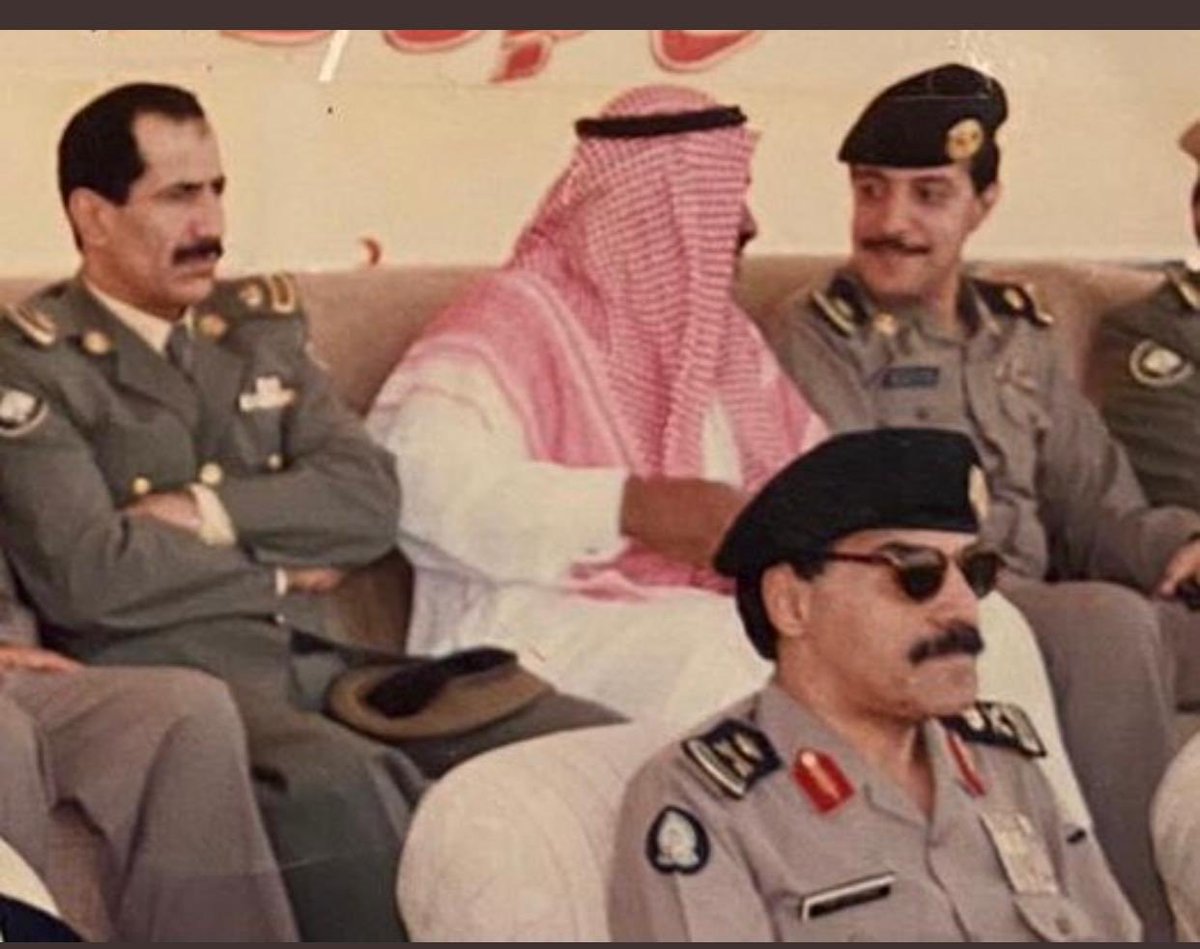 من الذكريات القديمة الجميلة لكوكبة من ضباط عرعر (زمن الطيبين ) وكلهم نخبة في الاخلاق والاخلاص والفزعة والكل يشهد لهم بالمواقف الجميلة 
عبد الله نجر العتيبي 
عبد العزيز العليان العنزي 
كمال رحيل العنزي 
الله يحفظهم ويمتعهم بالصحة والعافية 
لهم منا أطيب تحية وأجمل تقدير
