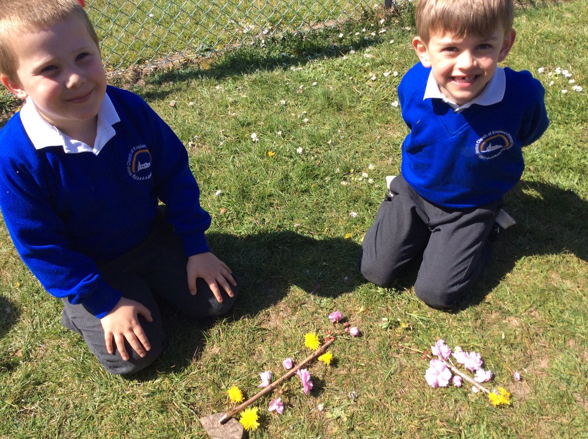 NectonY1's tweet image. In science we are looking at parts of a plant. We went outside today and used natural materials to make flowers. We discussed what each part was (leaf, stem, root and petal) and talked about the job that each part has.