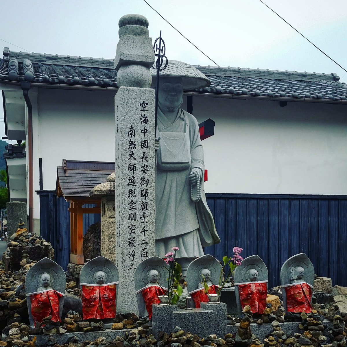 ☸️ Roku #Jizo in #Arashiyama, #Kyoto ☸️

Jizo can appear in groups of six, called Roku Jizo. In a group that I found walking around near #Arashiyama (#Kyōtō) we can see them adorned with their trademark, the red bib, color said to repel demons and illness.

#japanesefolklore
