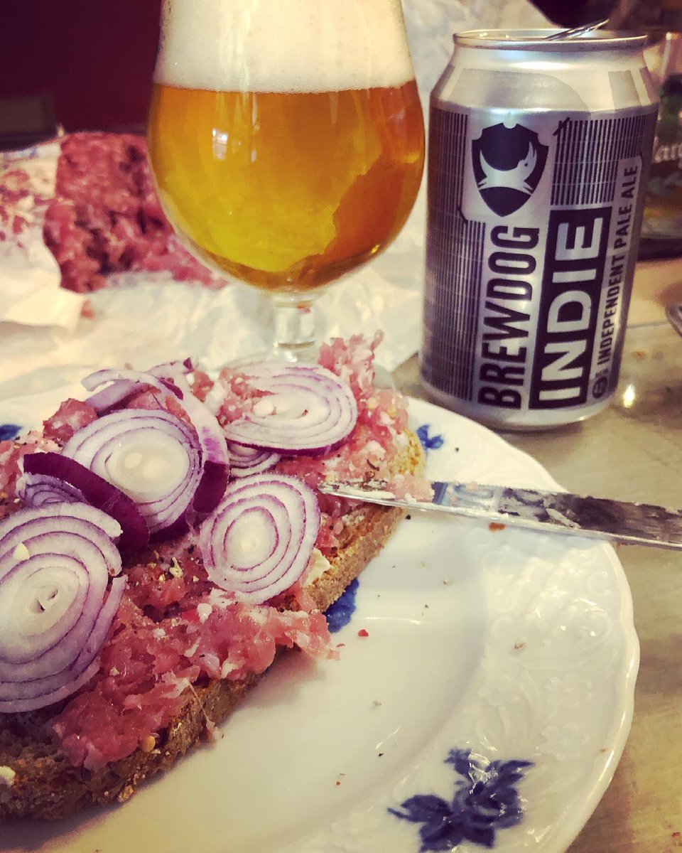 gummibierchen's tweet photo. #Hackepeter sowie #Abendbrotbier mit #Indie #IndependentPaleAle @BrewDog und es schmeckt irgendwie wie ein #Pils. Kräftig würzig, ansonsten fehlt mir das Besondere🍺#Brewdog #bierliebe #bierdurst #bierporn #bierlife #bierlust #bierpause #mettundbier #mettbier #biermett #dosenbier https://t.co/OuRPcSR5U9
