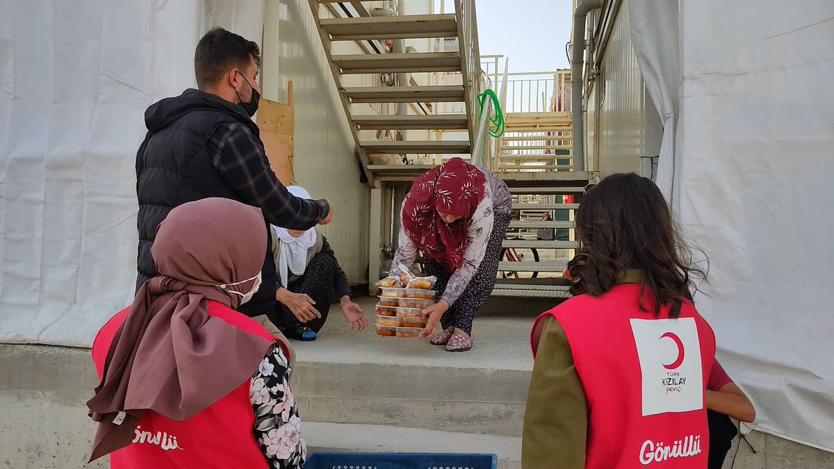 Türk Kızılay Elazığ Şube Başkanlığı'ndan temin ettiğimiz iftarlık paketlerimizin Kırklar mahallesi konteyner kentte yaşayan vatandaşlarımıza dağıtımını gerçekleştirdik.
#İyigeleceksin  #SensizOlmaz