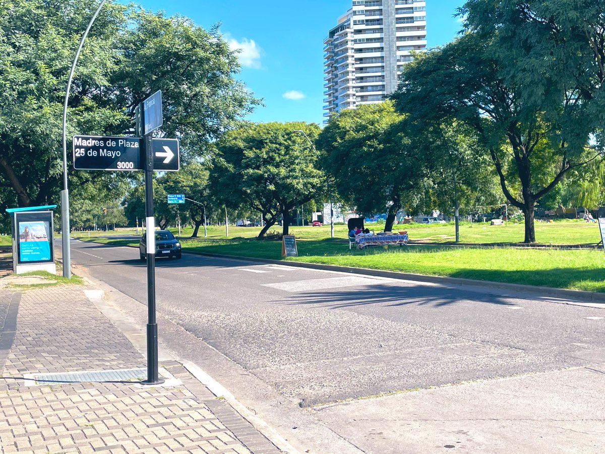 CeleMartinolich's tweet photo. Se qué hay prioridades... pero donde está el límite? @CaroLabayru @MuniRosario @pablojavkin Francia y plaza de mayo, en el boulevard puesto de torta asada... cada vez más encima... estamos rodeados de trapitos violentos, sin techo q ensucian toda nuestra vereda , y ahora esto.. https://t.co/keh9abDDGM