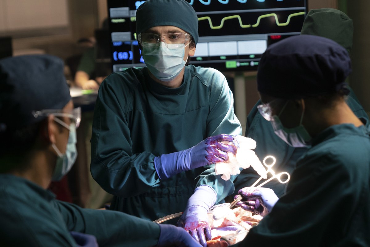 Как хирурги делают операцию. Человек который проводит операции. Операция в операционной. Доктор стрэндж врач кадры. Ибраев анатолий томасович.