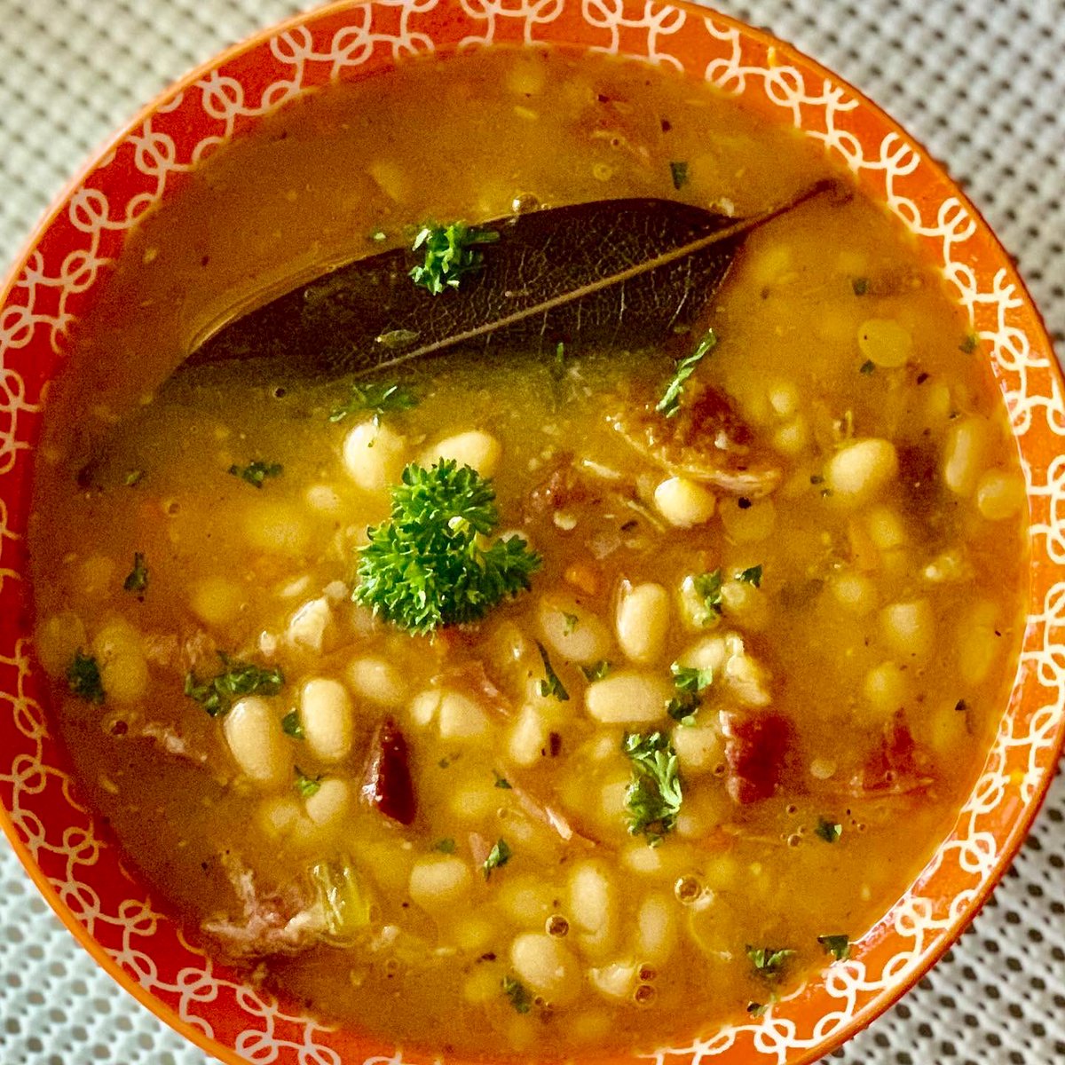 flippingfood's tweet image. #Hamhocks Navy Beans and Fresh smoked Ham Hocks!!  Absolutely a favorite of mine. @SchoolFoodRocks @chefdannylledo @chefanneburrell