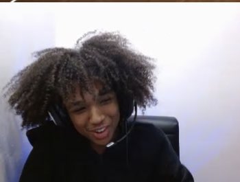 xlie228's tweet image. This palm tree head nigga wins 😭😭😭