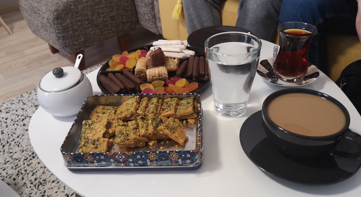 fargo_bcn's tweet photo. We may come from different religious backgrounds but sharing a meal and keeping the tradition is a sign of #Respect, #Peace and #Love between friends. Bismillah🙏🏼❤️ Thank you, #Mohanad & #Shahad, and kids. It's been a wonderful evening meal with you guys. Love lots🙏🏼❣️🌷 https://t.co/HiZxNyqgek