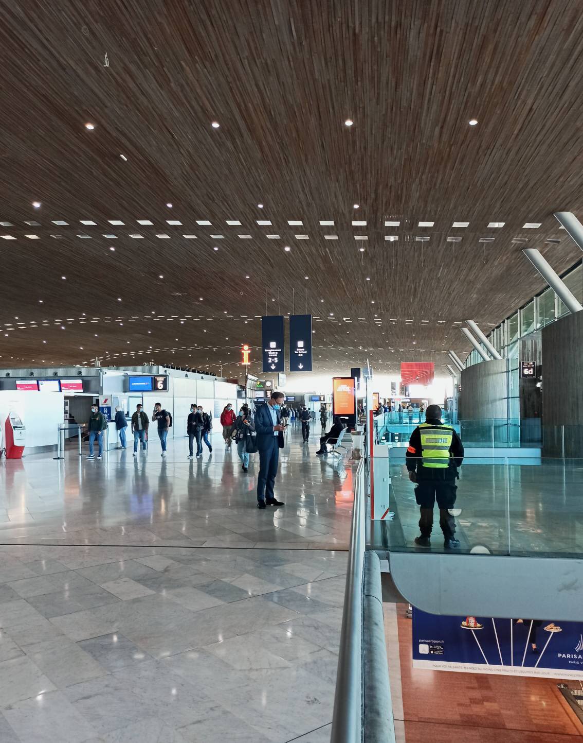 𝕂𝕒𝕠𝕣𝕚 𝕋𝕊𝕌𝕋𝕊𝕌𝕀 シャルル ド ゴール空港で日本入国の証明書用pcr検査 数日前 B 1 617クラスターの皆様がこの空港を通過したばかり 入場管理も厳重でした 重々しいながらも 出発ロビーではexkiもラデュレも開いていて 思わずカフェと