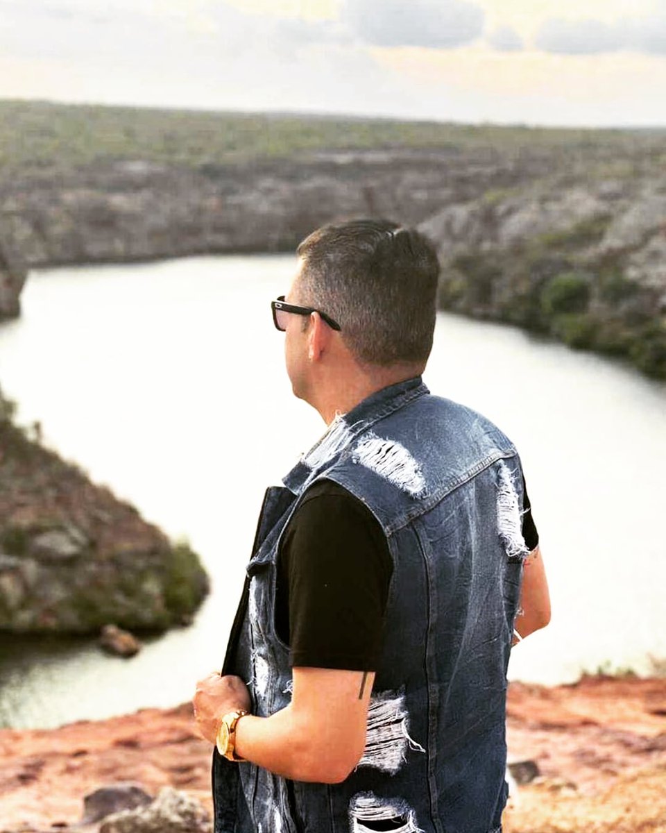 Antonio_clone's tweet photo. Vivemos todos sob o mesmo céu, mas nem todos temos o mesmo horizonte.

#AntoniooClone https://t.co/VouUjjhxjI
