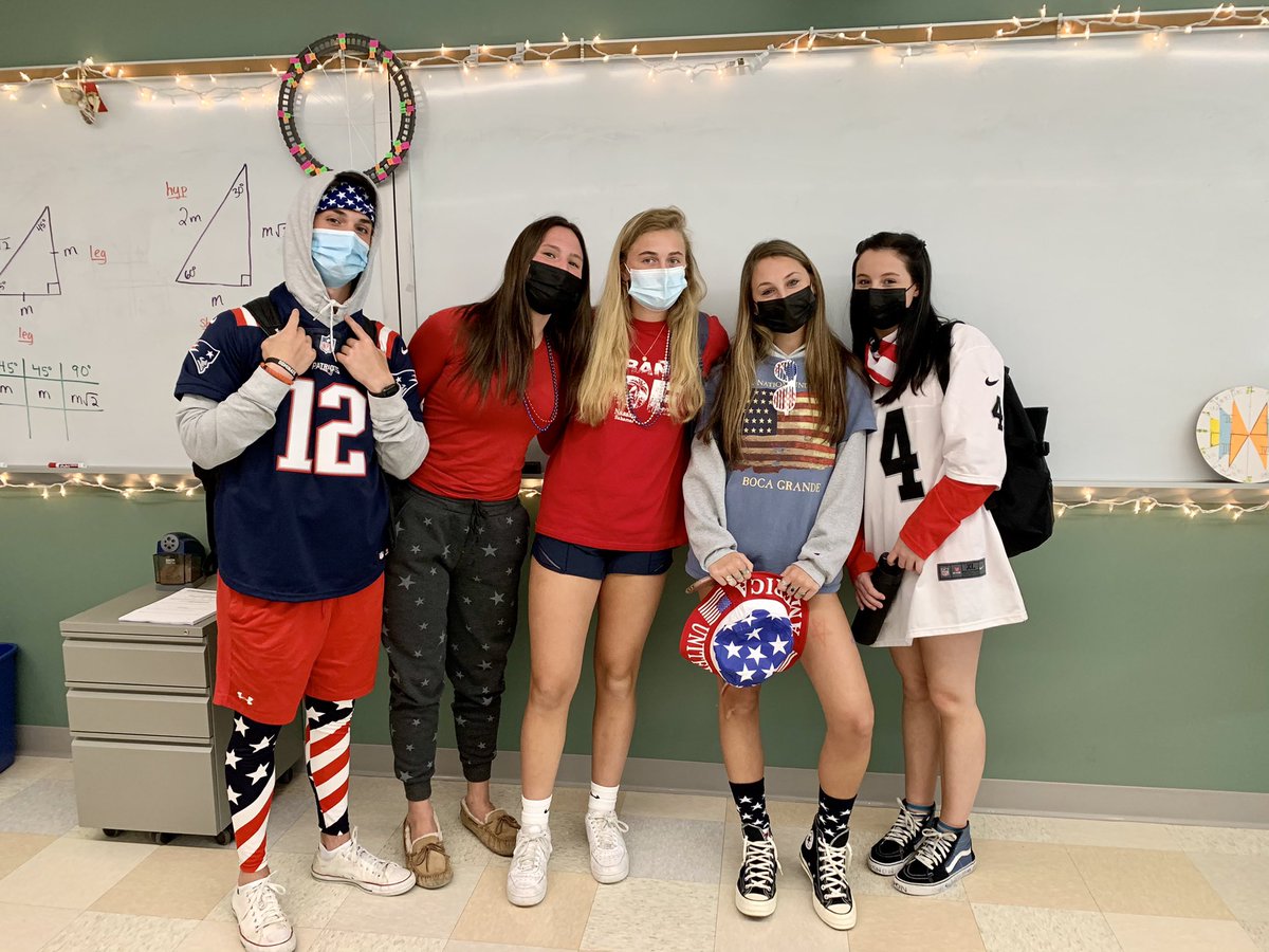 _ms_xu_'s tweet photo. 🇺🇸🇺🇸 IT’S SPIRIT WEEK!! 🇺🇸🇺🇸 #Americaday #dhsspiritweek https://t.co/KTJ29pU6OH