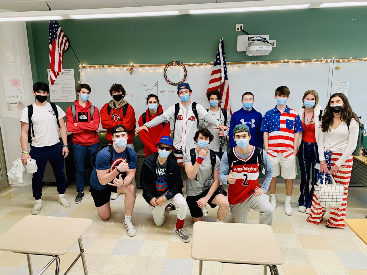 _ms_xu_'s tweet photo. 🇺🇸🇺🇸 IT’S SPIRIT WEEK!! 🇺🇸🇺🇸 #Americaday #dhsspiritweek https://t.co/KTJ29pU6OH