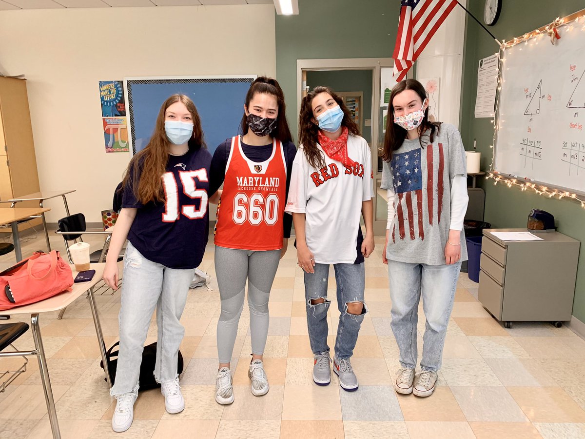 _ms_xu_'s tweet photo. 🇺🇸🇺🇸 IT’S SPIRIT WEEK!! 🇺🇸🇺🇸 #Americaday #dhsspiritweek https://t.co/KTJ29pU6OH