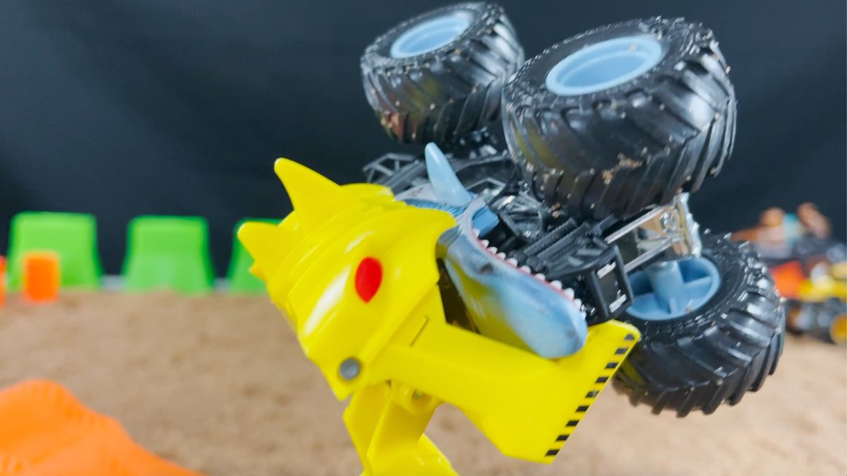MonsterJam's tweet photo. Watch this Monster Jam @SpinMaster  Toy Recreations series of some of the best crashes🙌

👉https://t.co/8j8bIMhSDU

#MosnterJam https://t.co/Xe83OlInLQ