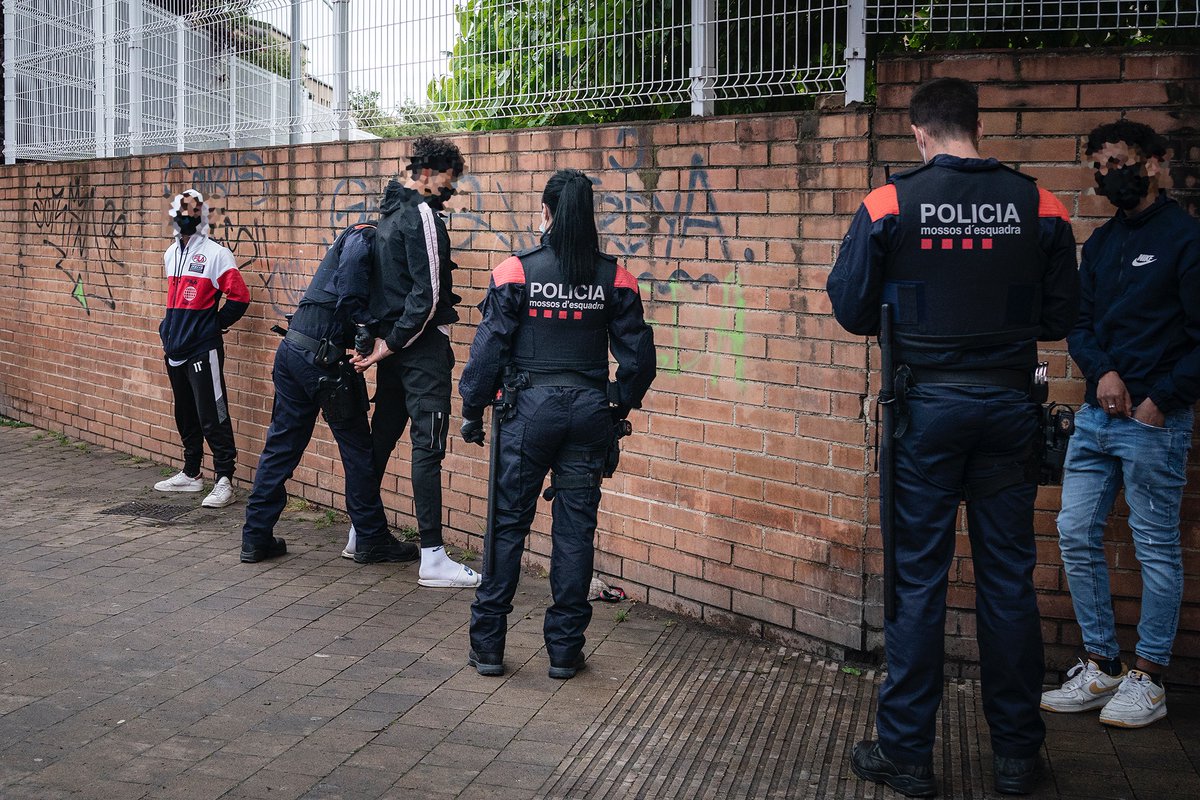 mireiacomas's tweet photo. Avui, a Ca n'Anglada, aquests joves han estat identificats i escorcollats. El motiu, fer-se una foto prop d'una operació policial. #thisisterrassa https://t.co/xcZ0NXFXC1