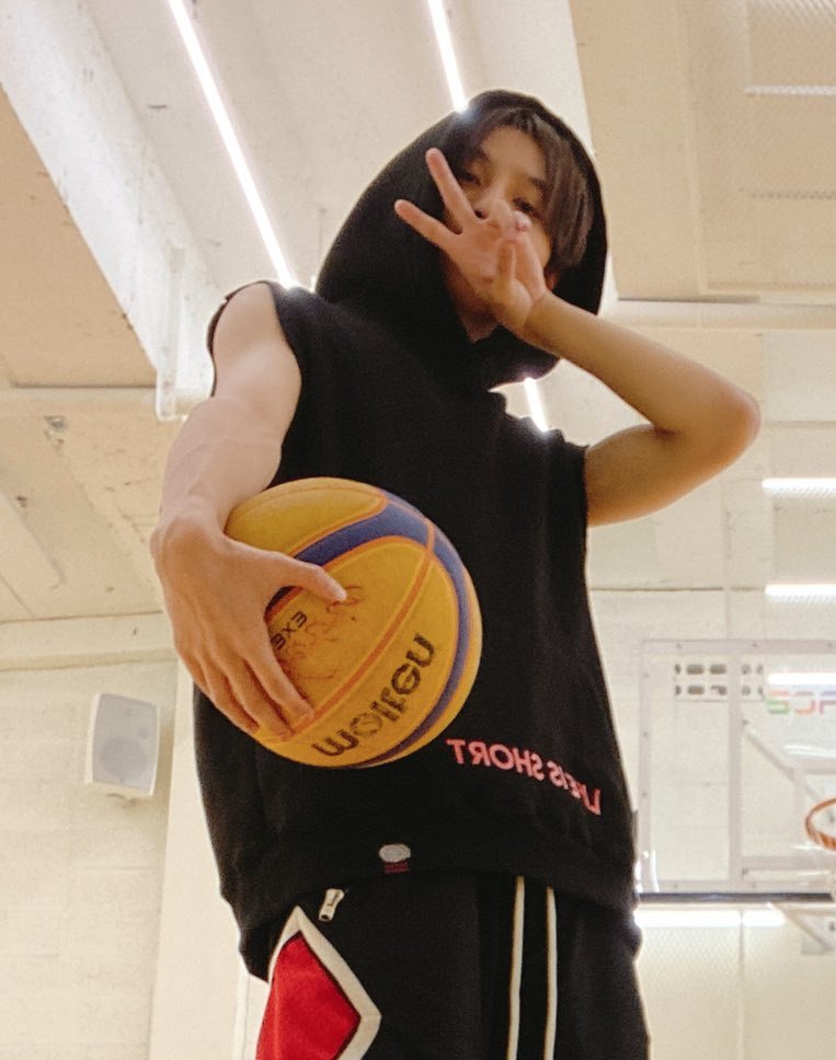 yangyang doesnt have pink hair here but issok they both play basketball