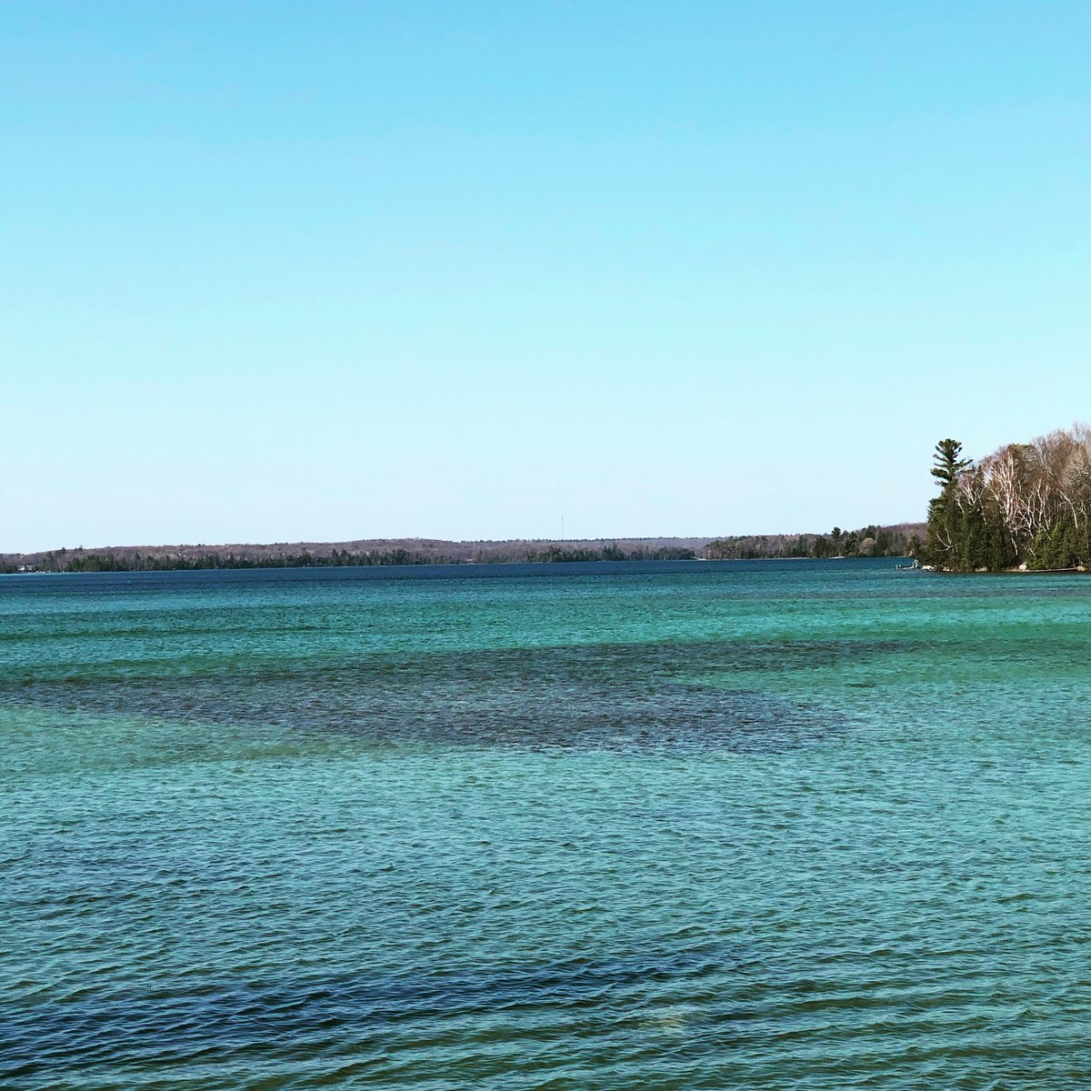 KellyMcCarten's tweet photo. First Nations tell a story about Sandy Lake, also known as the Lake of Spirits. In the South Bay, a large heart shaped rock formation known as ‘the Giant’s Heart’. Ripples over the rocks cause it to look as though it is beating. Beautiful! https://t.co/bn229keckJ