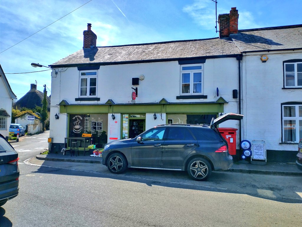 11/ Back to  #Aldbourne and this is the Post Office where Winters lodged with the Barnes. There is a room available to rent if you're interested! Winters' room was top left. #bandofbrothers