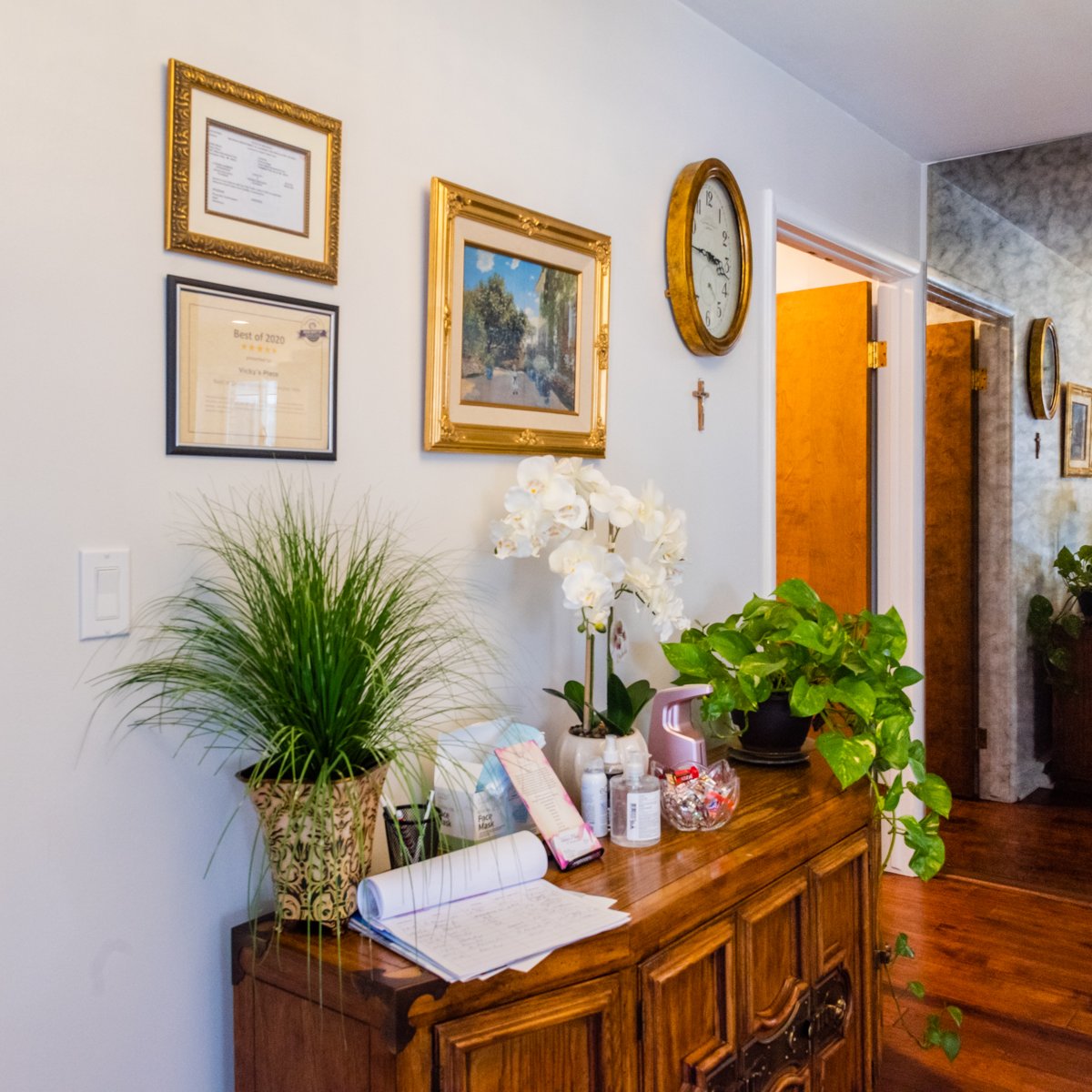 It honestly looks like home. Comfortable, welcoming, and filled with caring people. #vickysplaceassistedlivingfarmingtonhills
