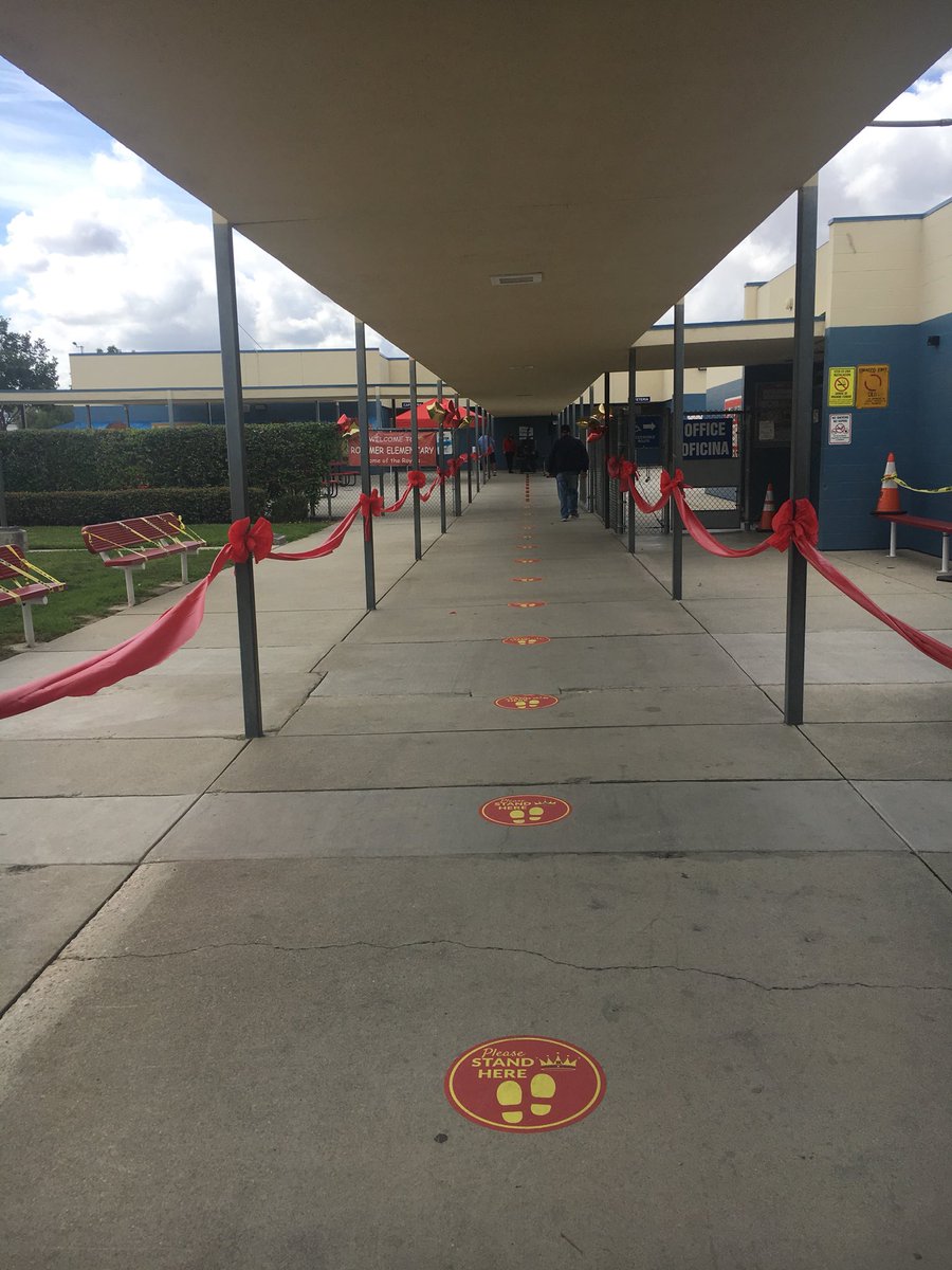RorimerRoyals's tweet photo. A Royal 👑 welcome for S participating in LIVE instruction. We are so HAPPY to see them! @RowlandSchools  #rorimerdualprogram https://t.co/oSwifQ5Wfh