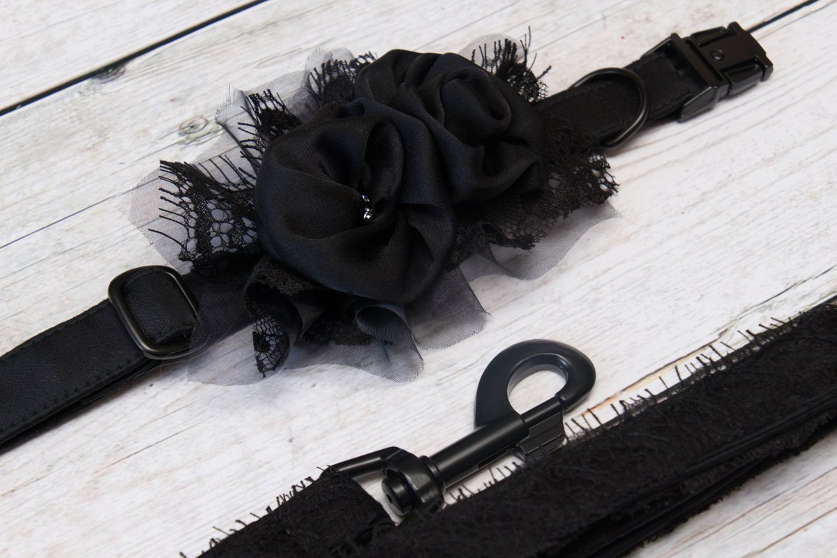 bowpawtie's tweet photo. #Totalblack is an extreme choice. It cannot be trivial. It's necessary to use different fabrics and materials. The finishes are in matte black, the Chantilly lace gives a touch of dynamism and romanticism to the roses.
#handcrafted #madeinitaly #wedding #weddingideas #weddingdogs https://t.co/UVqIXd6I9p