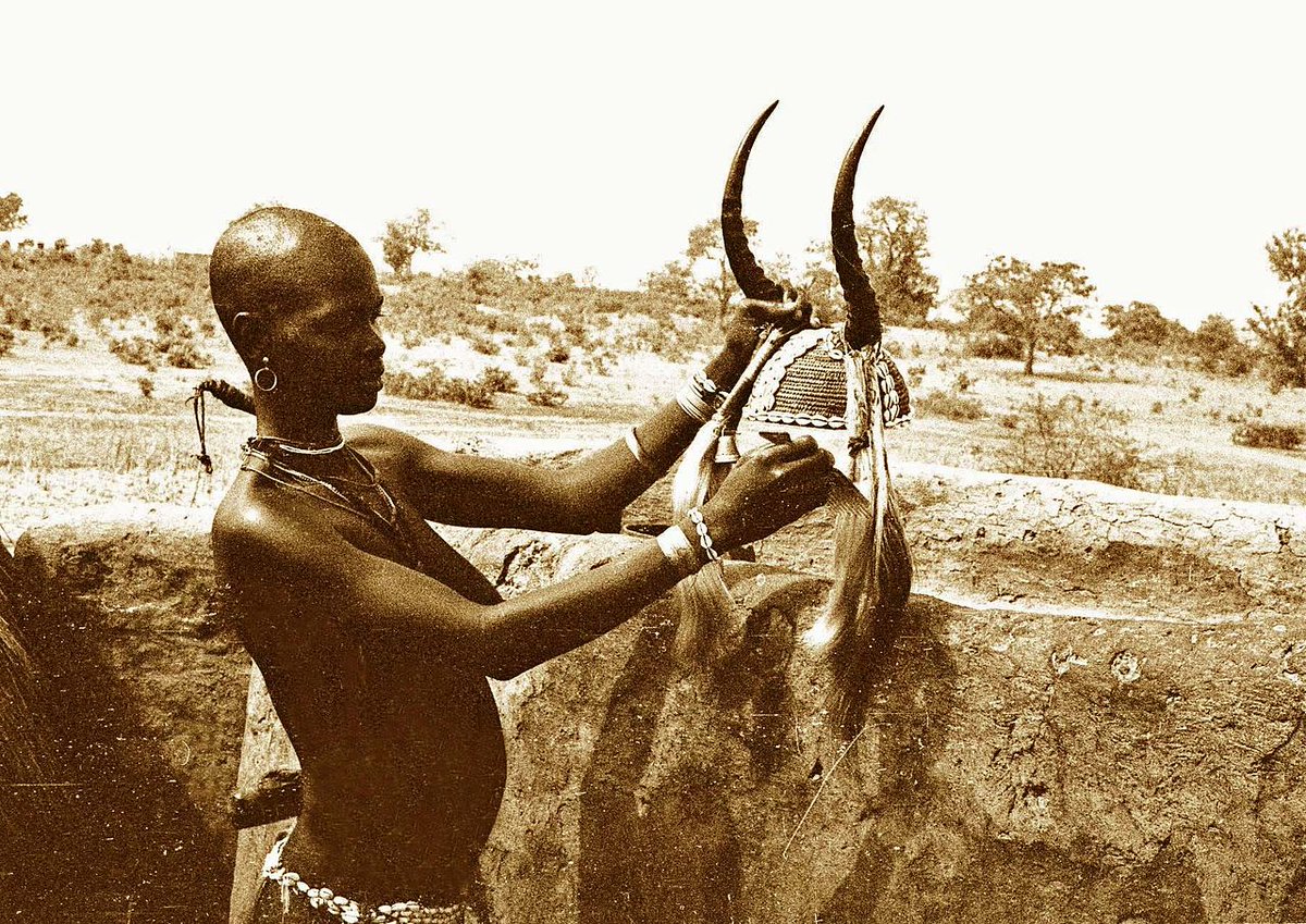 In Benin, where they are known as Somba, they can be found around Atakora mountain range of northwestern Benin sharing a border with their Gur relatives in neighbouring Burkina Faso who also have a huge interest in architecture.