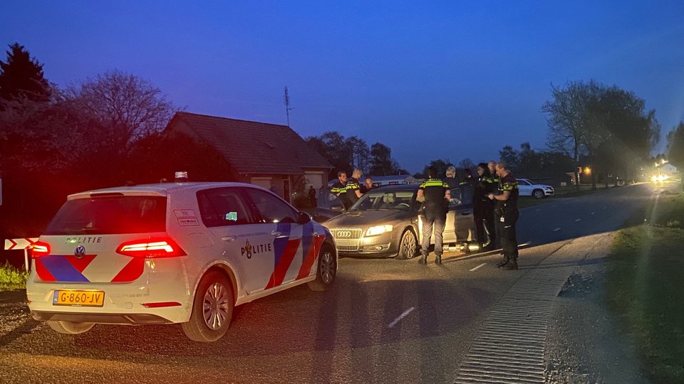 Auto klemgereden na politie-achtervolging: twee aanhoudingen in Meterik..