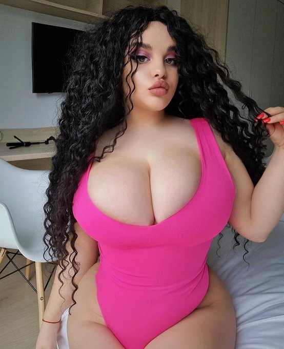 2 pic. Living Barbie Doll???? https://t.co/cYCVdhL29j
