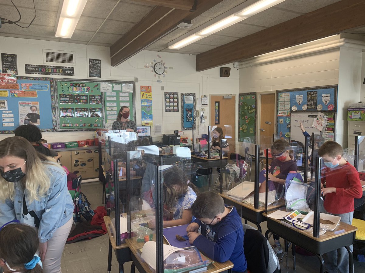 The 2nd graders in Mrs. Dunning’s class are learning about landforms in a multi-disciplinary way. They had a lot of fun with an extraordinary level of engagement! Did you know cerro means hill in Spanish? 😍@Carmelschools #Geography #elementary <a href="/Kent_Elementary/">Kent_Elementary</a>