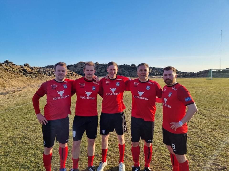 Gamla bandið lék fyrir dansi á Reynisvelli í kvöld. Geir Rúnar lagði upp seinna markið en hann er að hefja sitt 30. tímabil hjá Aftureldingu❤️