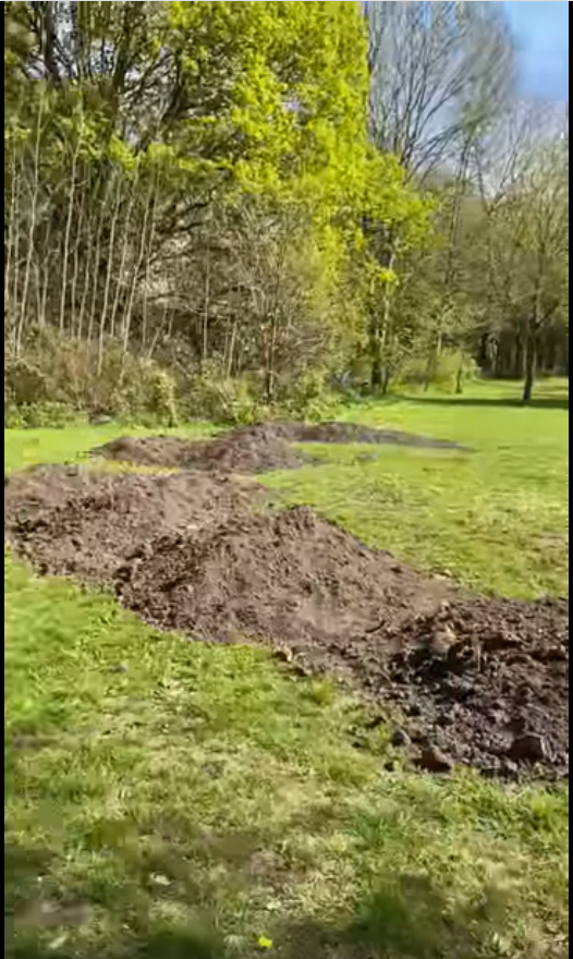 You may have seen large mounds of soil on  bottom pitch recently. 
Don't worry we know its there! A local resident kindly donated about 7 tonnes have been moved onto Bottom Pitch ready for leveling.
This will make it nicer and reduce damage to our mower. We hope you like it :)