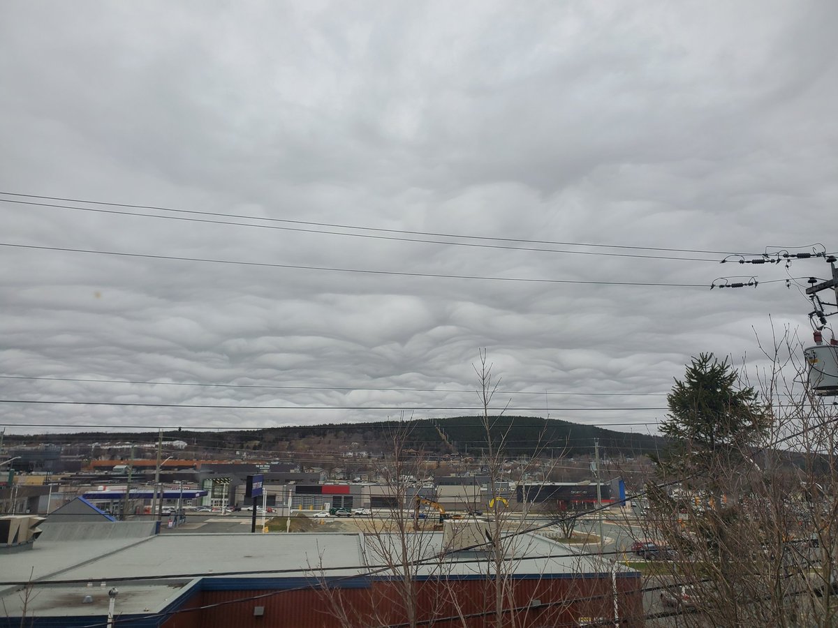Dianacmurphy's tweet photo. @EddieSheerr Here are the wierd clouds passing my house and over the Avalon mall. Have never seen clouds like these. What do they mean usually? https://t.co/GxwO47BUNY