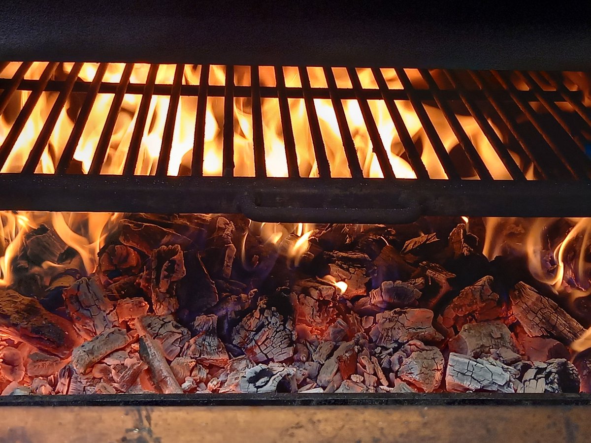 JulioKBenzema's tweet photo. @albertochicote Josper cogiendo temperatura! https://t.co/sXZ4xVCkEA