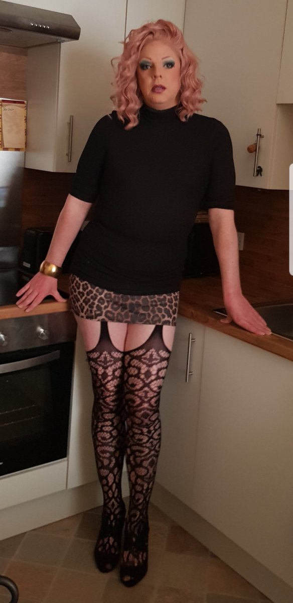 MoMystery2's tweet photo. So I opted for a kitchen backdrop this evening. Being a Domestic Goddess and all 😜😂😁💋♥️🖤♥️ https://t.co/Gi31UMEwXB