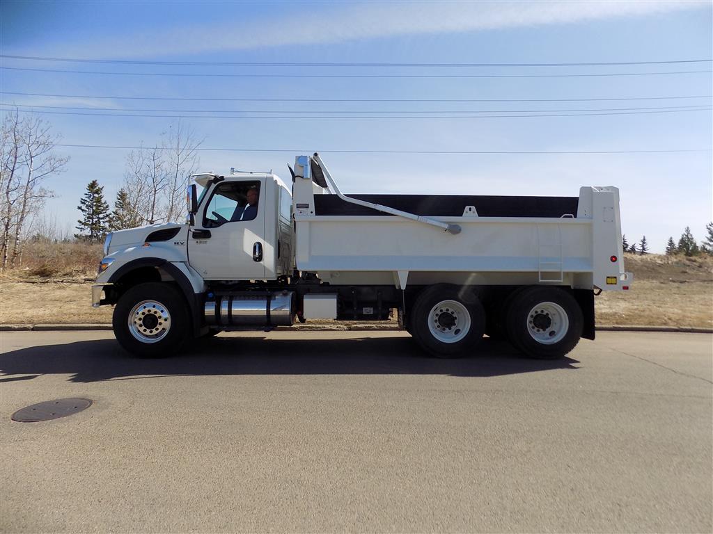Comtruck's tweet image. 📣DELIVERY ALERT:  Diamond International (Edmonton) has taken delivery of a new dump 15' MHD Bibeau dump box.  The unit is equipped with body prop, hoist console controls, and dash controls for tailgate, tarp, and PTO.  

#diamondInternational #newtrucks #dumpbox #bibeau