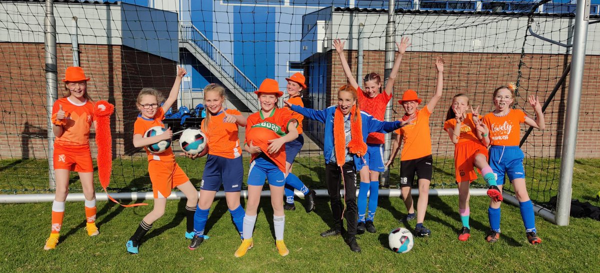 De meiden trainden vanavond in stijl <a href="/SVURK/">Sportvereniging Urk</a> #koningsdag