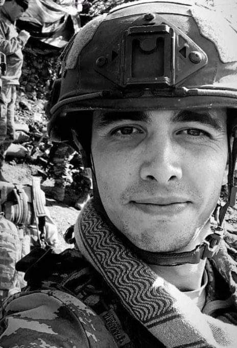 Piyade Komando Teğmen Mehmet Kıvık Irak kuzeyinde yürütülen YıldırımHarekati nda şehit düştü. Mekanı cennet olsun.🇹🇷

#Şehidimizvar