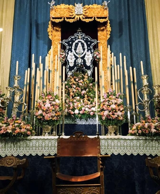 Nuestro Simpecado se encuentra ya en su altar de cultos para la celebración del Solemne Triduo que mañana comienza.
¡Disfrutemos de los días que se avecinan en nuestra Hermandad!
