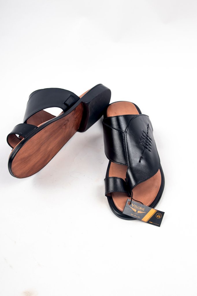 _Uskeman's tweet photo. New Slippers Alert: This is @VelcrozDesigns TIMBER characterized by 100% leather and skin sole. It's benefiting to enrich your feet... 🔥🔥🔥 #Madein9ja 🇳🇬 kindly Retweet 🙏 https://t.co/9VkEynUuyg