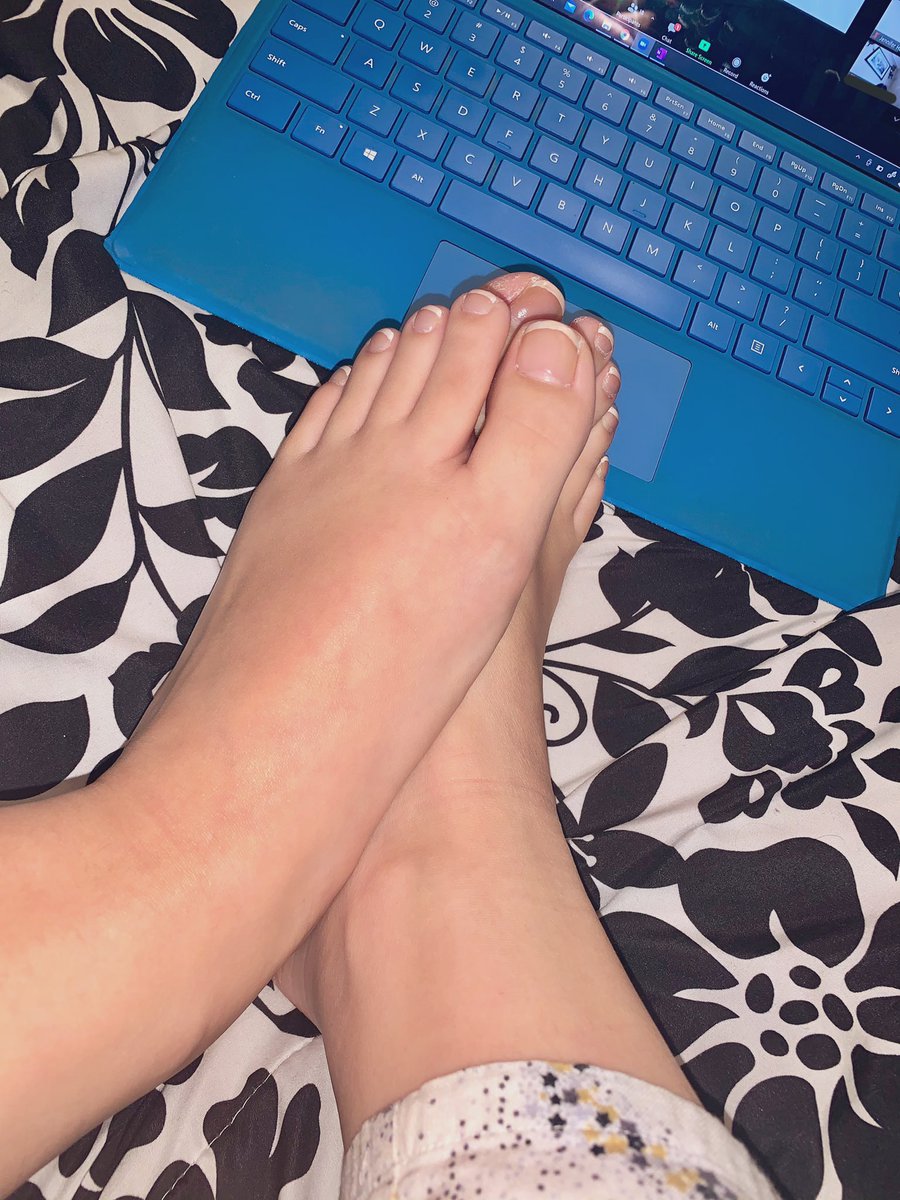 ToesWorkin's tweet photo. On zoom class who wants some feet pics while I’m here🦶🏻 #feetfetiches #feetpics #footlovers #soles #arches #toea #pedicure #sugardaddyswanted #secretseller #CashAppPayDay #sellingcontent #allnatural #sugardaddyneededasap #SugarBabyTwitter https://t.co/cihVbBLHgB
