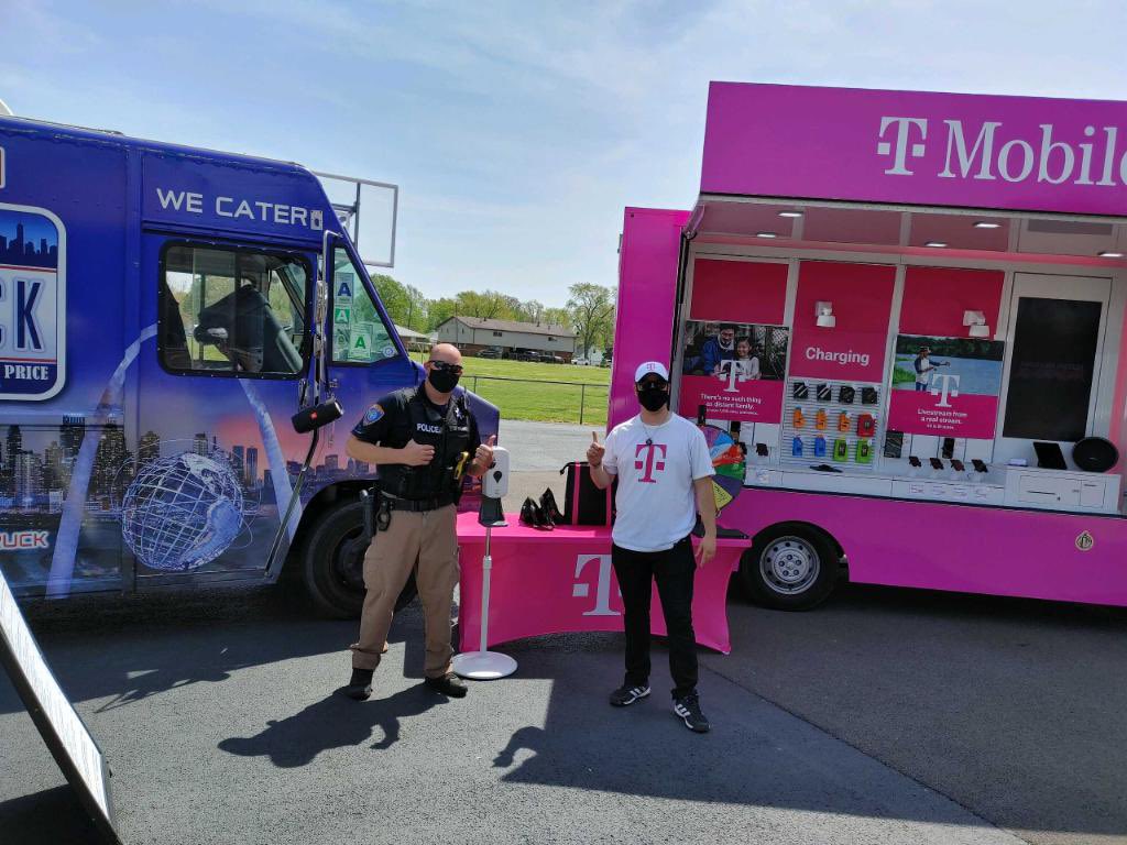 #BeepBeep #MagentaWay out showing some love to the teachers and police officers of Bethalto, IL! We appreciate all you do and #WereWithYou Catch your favorite truck team again in Bethalto tomorrow and next week! 🚚👍🏽#MagentaMagic #TruckLife #BeYOU #BeMagenta