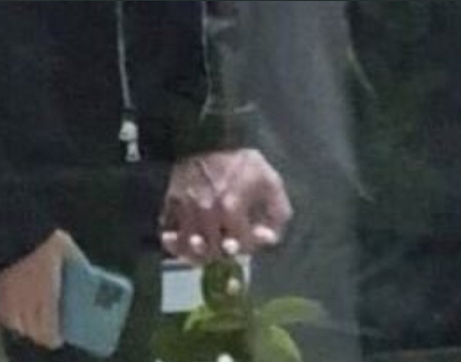 26.04.21End of this unforgettable trip.Hanker are photographed at the airport.For the first time,despite a whole week of confirmations,we have a real visual of their official relationship. All summed up by a fusion of hands that represents their close and consolidated love.