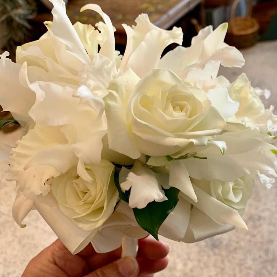 TrilliumFloris1's tweet photo. Anyway you turn this breathtaking white hand-held bouquet is beautiful. #prom #bouquet #weddingbouquet #weddingflowers #promflowers https://t.co/lbH8bHKict