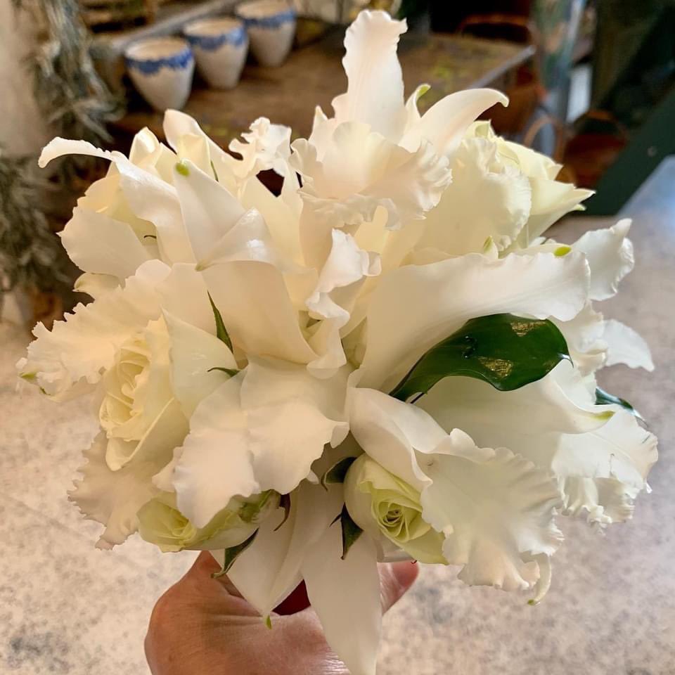 TrilliumFloris1's tweet photo. Anyway you turn this breathtaking white hand-held bouquet is beautiful. #prom #bouquet #weddingbouquet #weddingflowers #promflowers https://t.co/lbH8bHKict