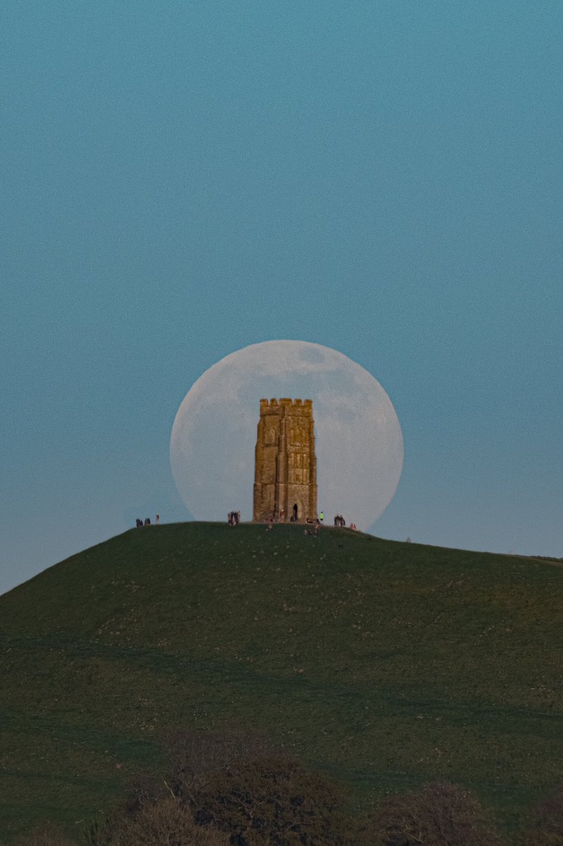 Moonrise behind Glastonbury Tor. #moon #glastonbury #glastonburytor #somerset #landscapephotography #ASTRO #Astrophotography #ThePhotoHour #thenightshow