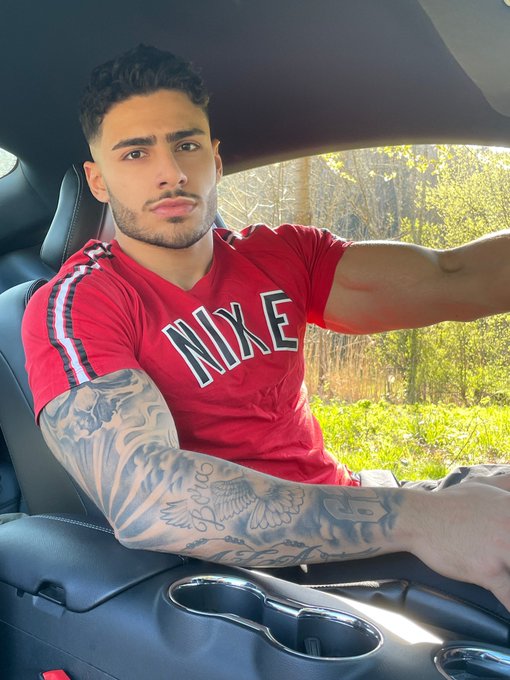 1 pic. If this your Uber driver wyd? https://t.co/aInEPXsWVe